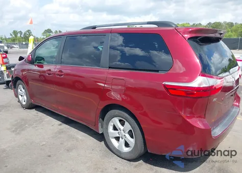 2015 Toyota Sienna Le z USA, uszkodzony, nr VIN 5TDKK3DC7FS685452